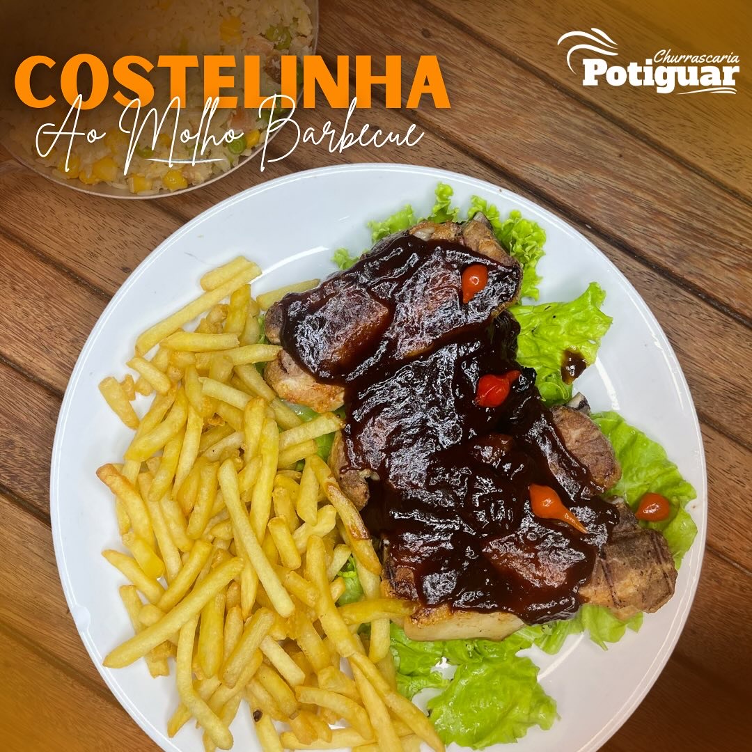 Prato do perfil oficial: carne ao molho escuro sobre folhas, com batata frita ao lado, na mesa de madeira