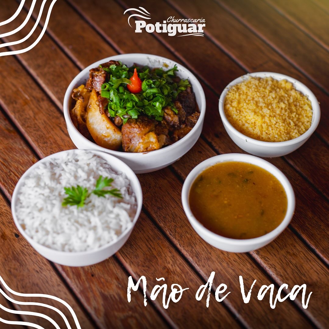 Panelinhas de comida regional com arroz, farofa e caldo sobre mesa de madeira, do perfil oficial